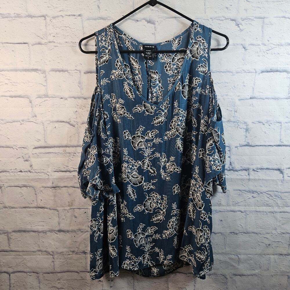 Torrid Size 2 Blue Floral Print V-Neck Cold Shoulder Top